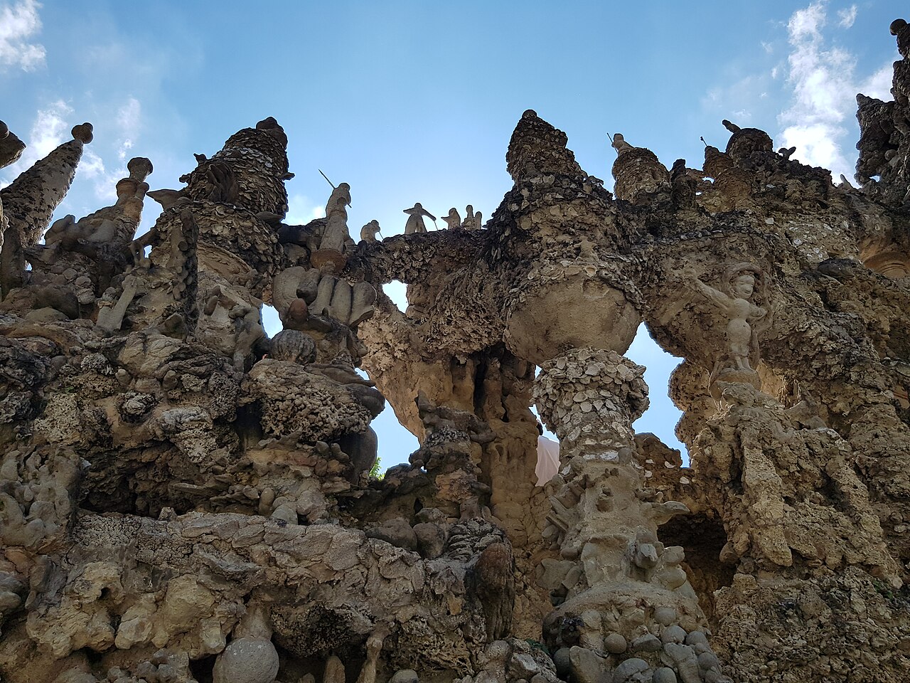 Façade sculptée du Palais idéal du facteur Cheval à Hauterives, sous un ciel bleu