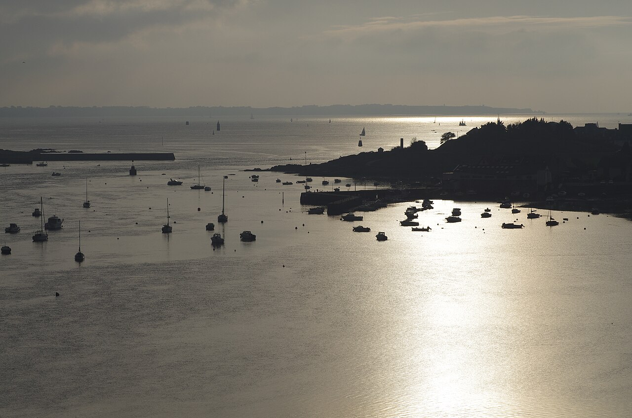 La baie de Port-Louis vue du haut du phare de Kerbel, au soleil couchant